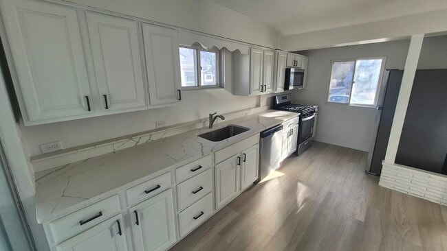 Building Photo - 3417 Jewett Ave