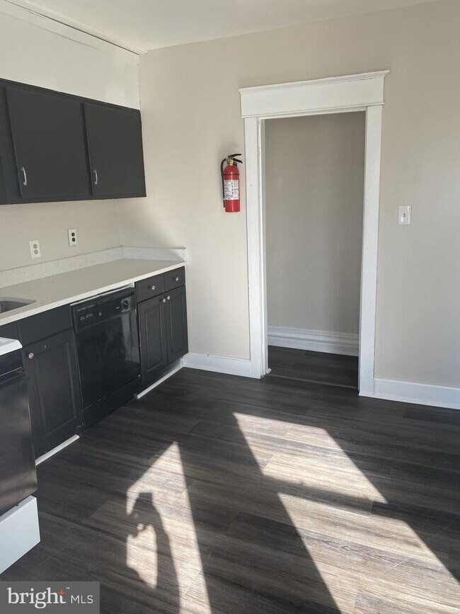 Building Photo - 360 Elm Ave