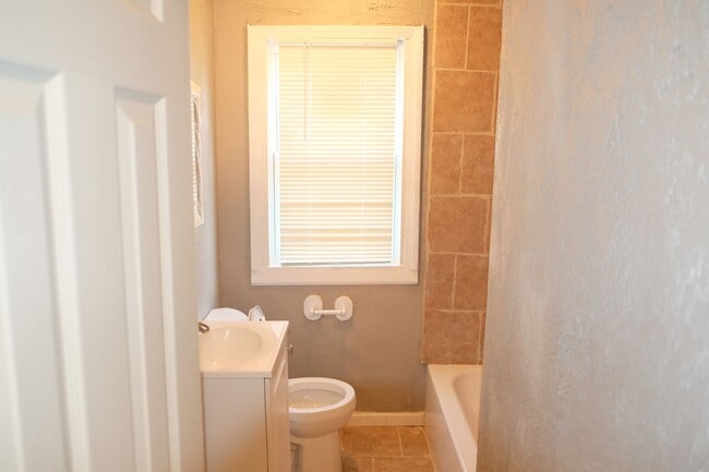 Building Photo - BEAUTIFUL HOME WITH 2 CAR GARAGE LOCATED IN QUIET NEIGHBORHOOD!