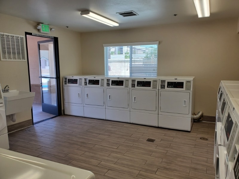 Building Photo - 2209 E 8th St