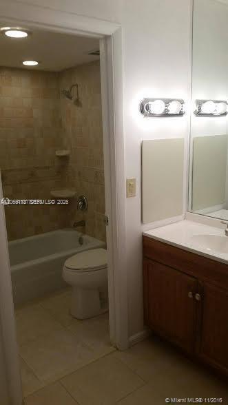 Building Photo - 3670 Inverrary Dr