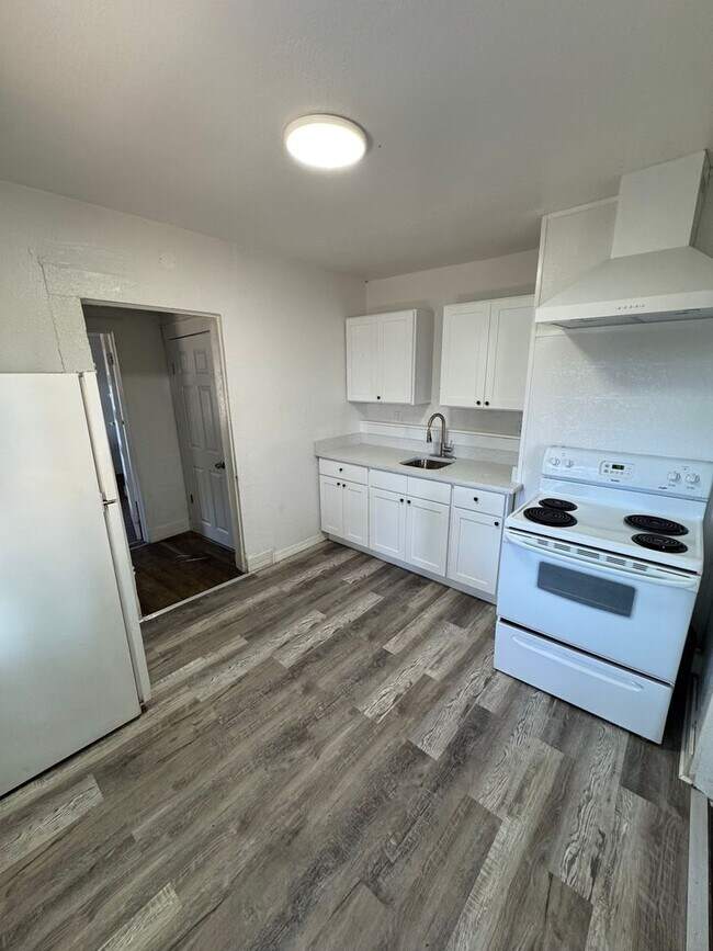 Building Photo - 6th St