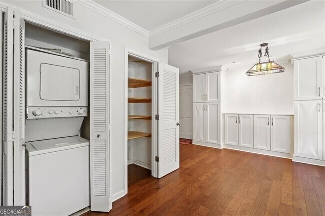 Building Photo - 75 Montre Square NW