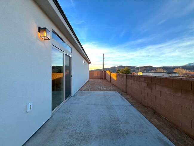 Building Photo - New 3 bed, 2 bath home with two car garage