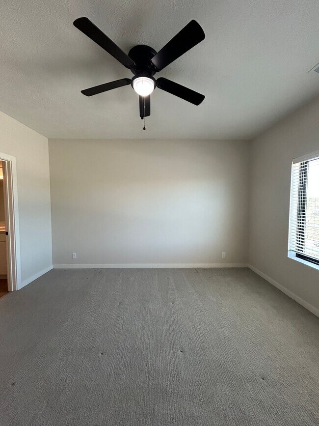 Building Photo - Elkhorn Landing Rentals (20605 Elkhorn Dr.)