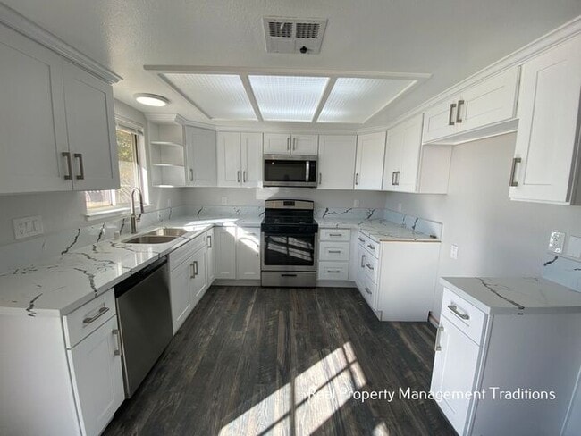 Building Photo - Lake Los Angeles 3 + 2 with HUGE yard!