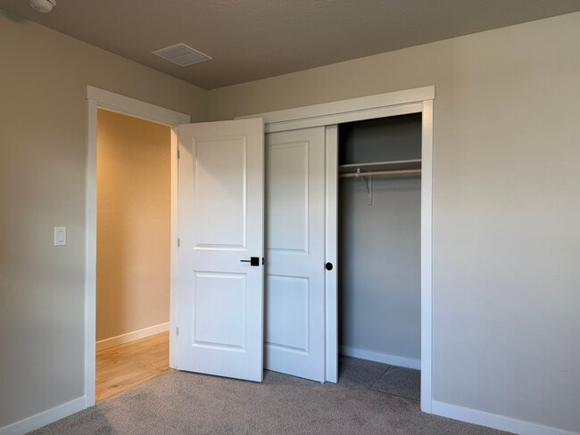 Building Photo - 10096 Longtail Dr