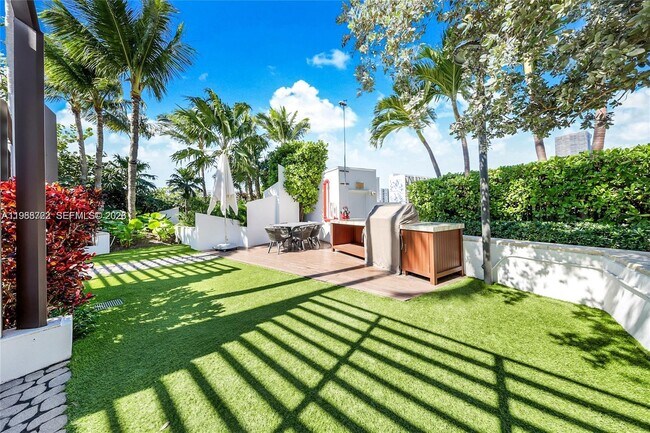 Building Photo - 2020 N Bayshore Dr