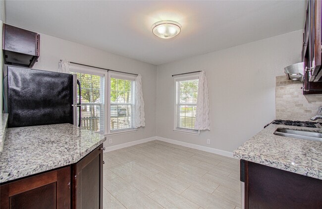 Building Photo - 1519 W 12th St