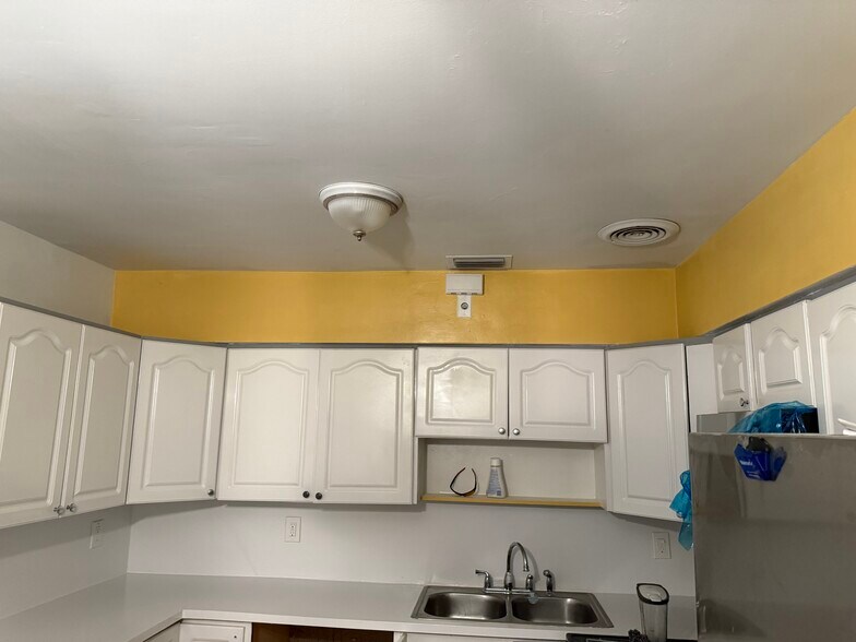 Building Photo - 14065 NE 16th Ave