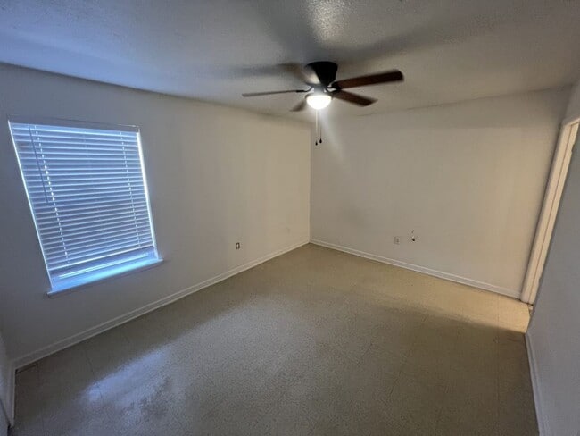 Building Photo - 2 bedroom, 2 bath apartments in Sherwood F...