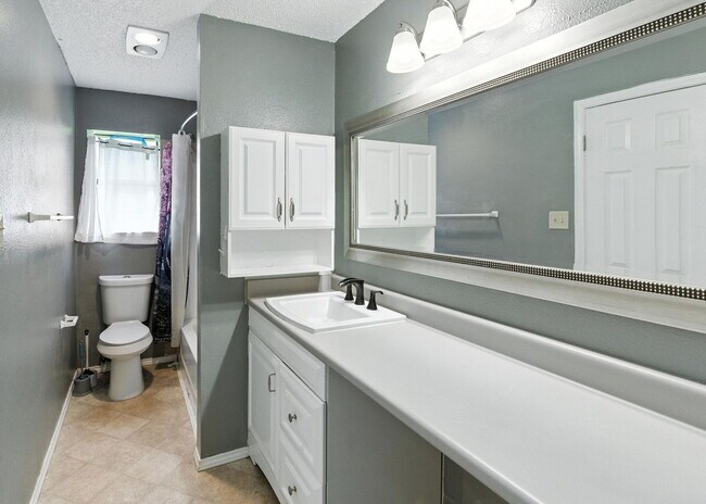 Building Photo - 600 N Cunningham St