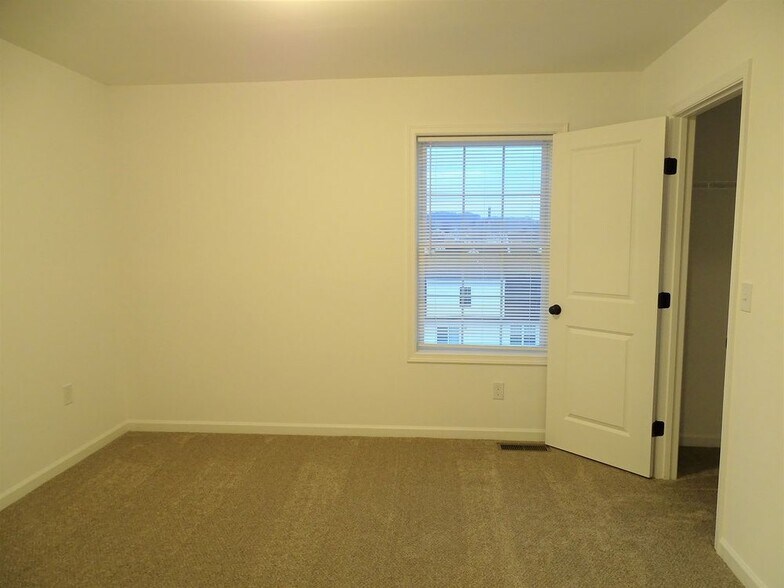 Building Photo - 2 Maize Cir