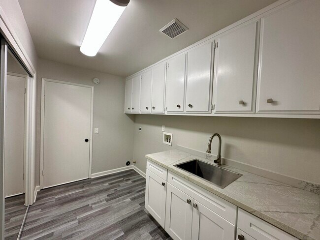 Building Photo - 6920 Country Club Dr