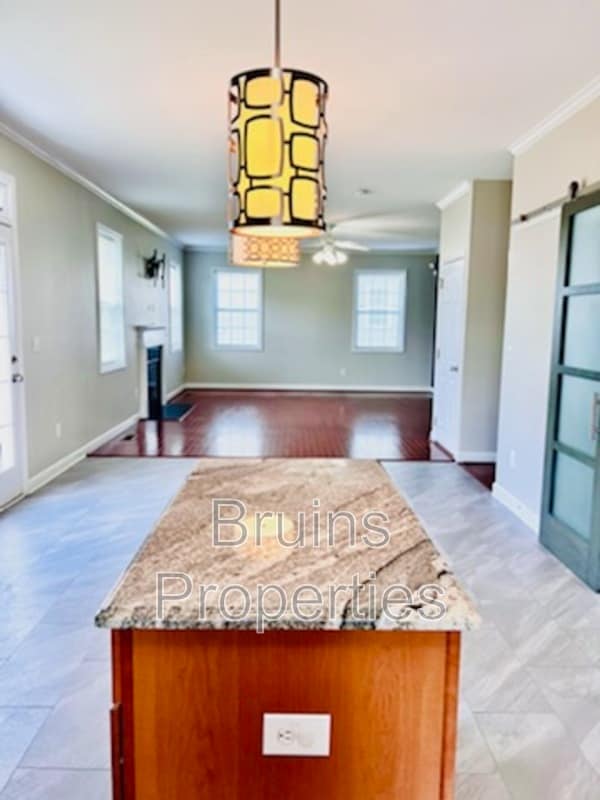 Building Photo - 2324 Alderbrook Dr