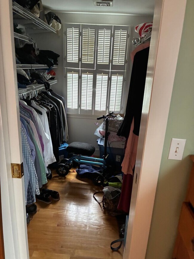 Building Photo - Beautiful single family house in a prime location in Newton