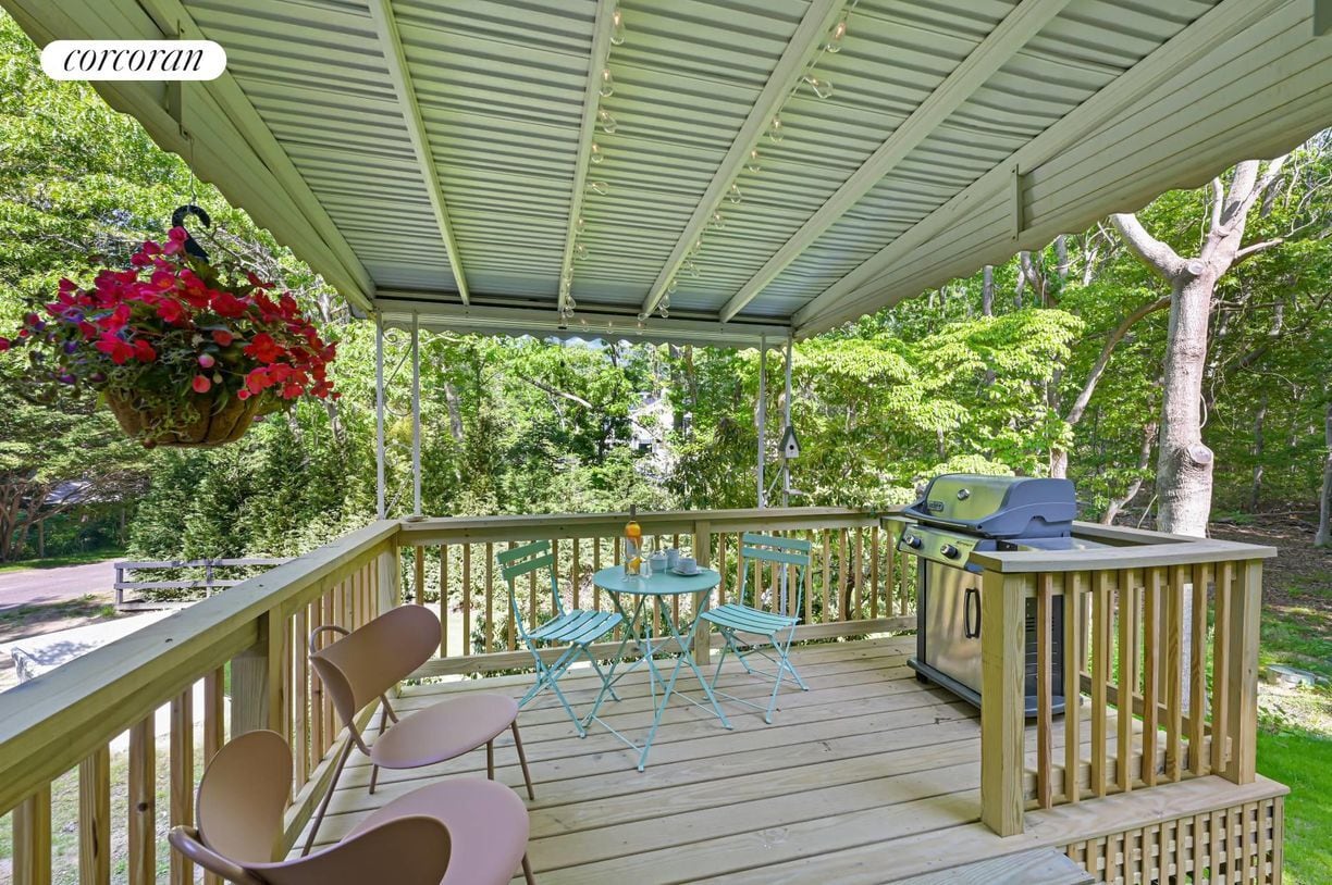 Building Photo - 22 Laurel Ln