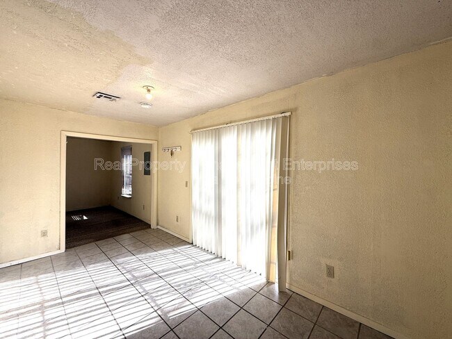 Building Photo - 1800 SW 15th St