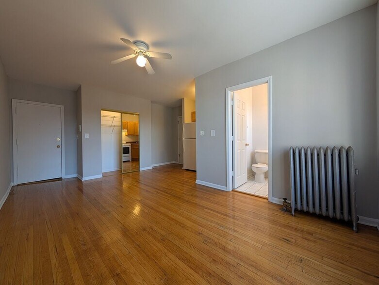 Building Photo - 910 W Dakin St