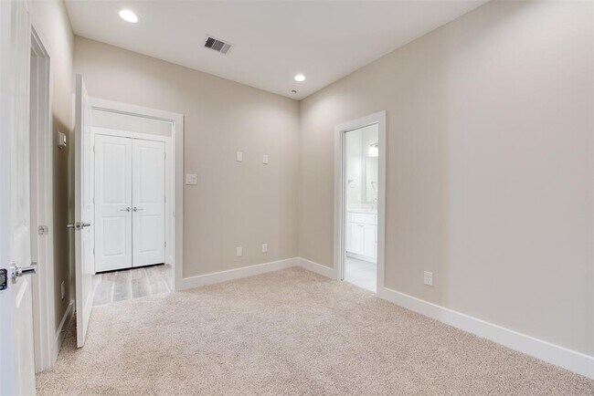 Building Photo - 2915 Sherwood Grn Ln