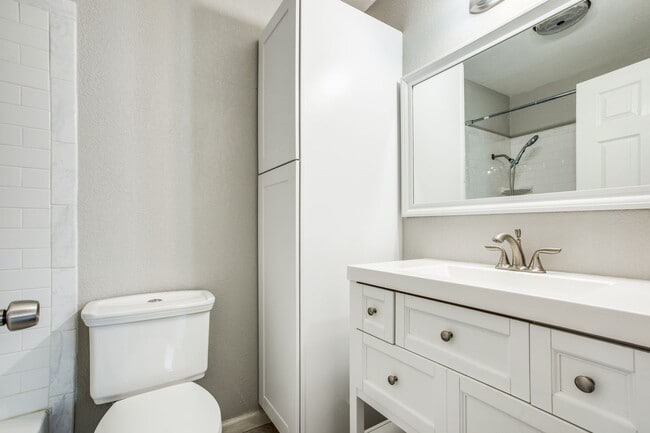 Building Photo - 2610 Lake Briar