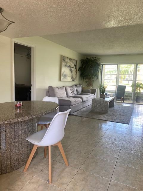 Building Photo - 715 Lori Dr