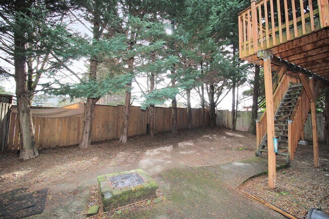 Building Photo - Alluring 4 Bedroom, 2.5 Bathroom Modern ho...