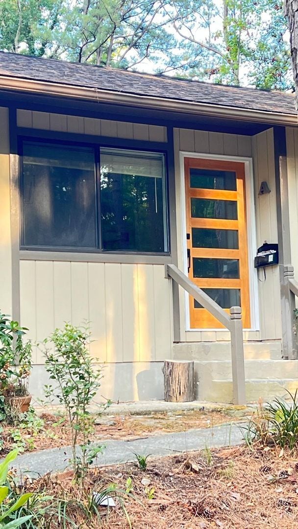 Building Photo - Stylish 2-Bed Carrboro Home with Private Patio