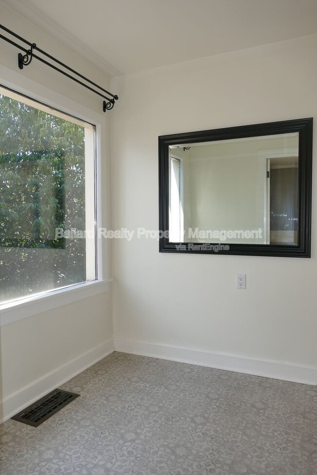 Building Photo - 3246 Conkling Pl W