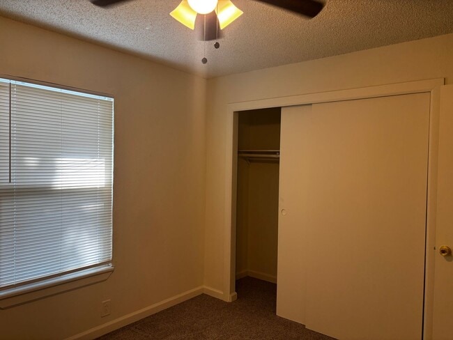 Building Photo - 3 Bedroom 2 Bath