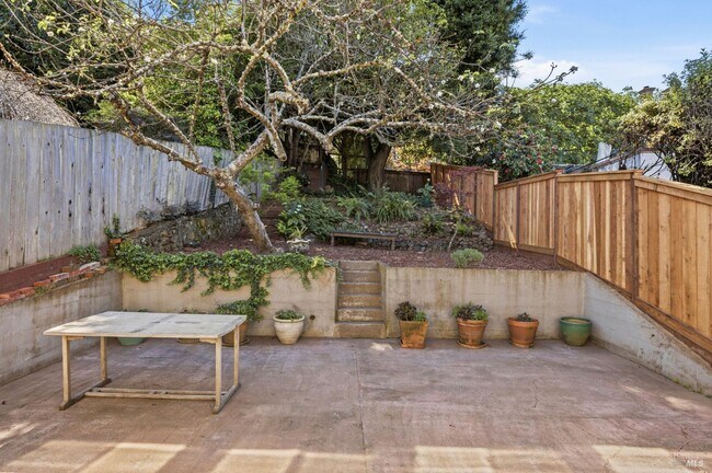 Building Photo - 31 Acacia Ave