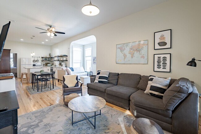 Building Photo - Charming 2 Bedroom Just Minutes from the Old Market!!