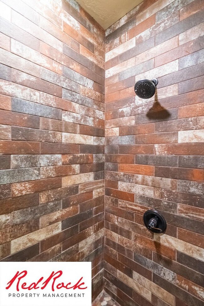 Building Photo - 4 Bedroom Luxury Home Near Sand Hollow