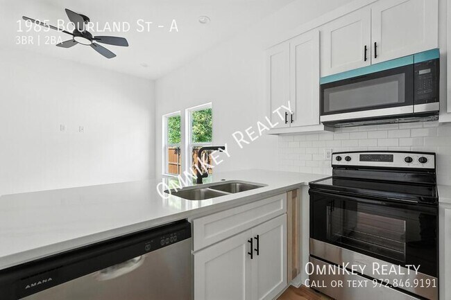 Building Photo - 1985 Bourland St