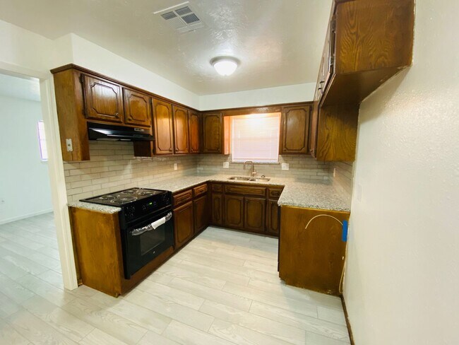 Building Photo - 305 S Fifth