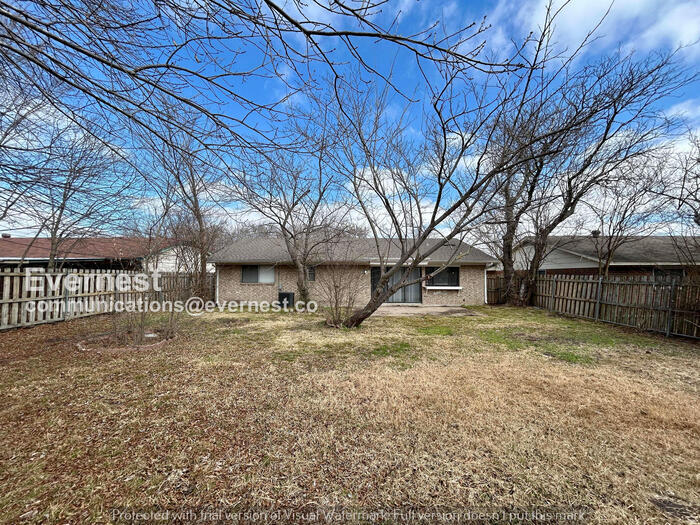 Building Photo - 415 Southlake Dr