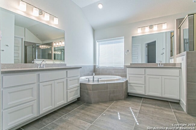 Building Photo - Stunning One-Story Living in Vintage Oaks – 3-Car Garage & Resort-Style Amenities