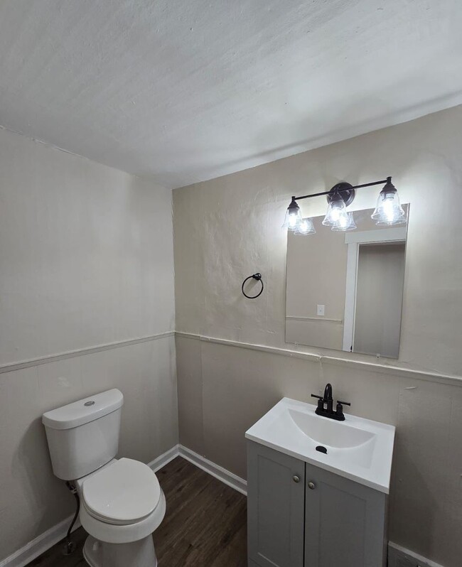 Building Photo - Renovated 3-Bedroom Home – We Welcome Sect...