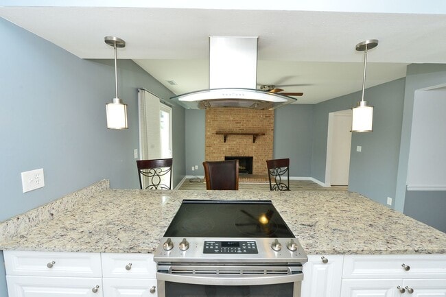 Building Photo - Renovated end unit!