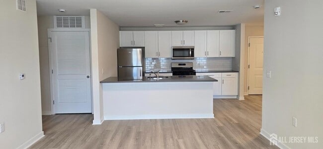 Building Photo - 211 Henderson Rd