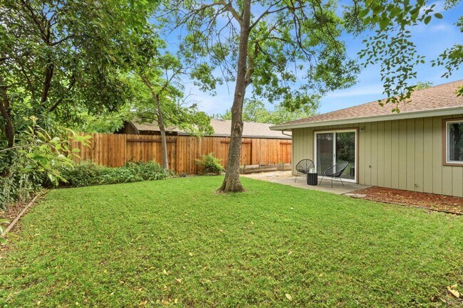 Building Photo - Beautifully updated 2-bedroom, 1.5-bathroom duplex