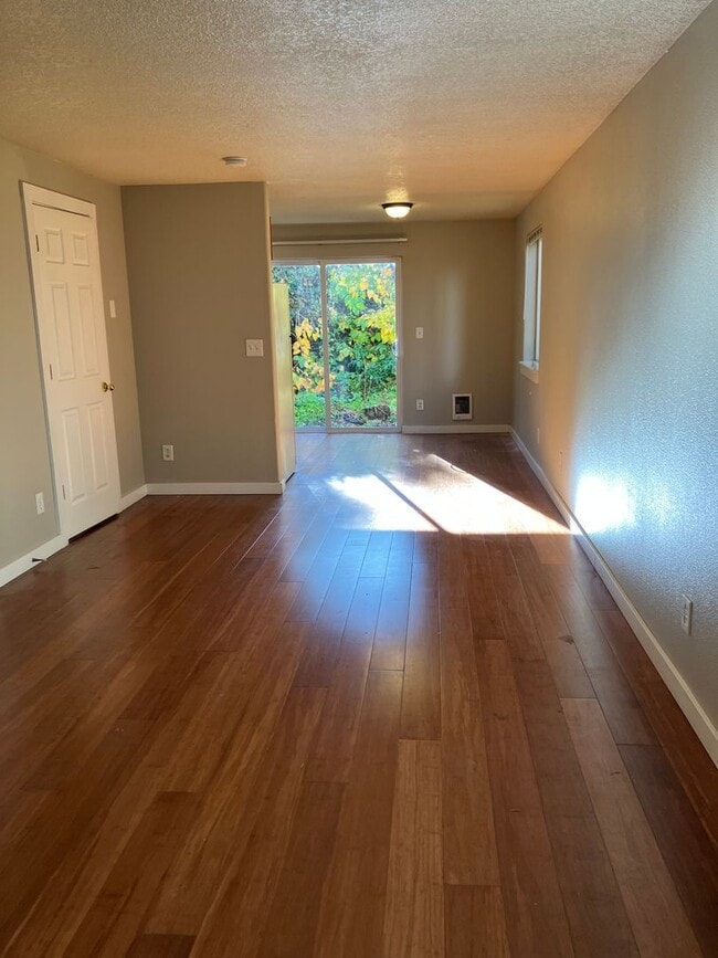 Building Photo - Townhouse, 1.5 bath, w/d in unit, private back patio, all dogs welcome!