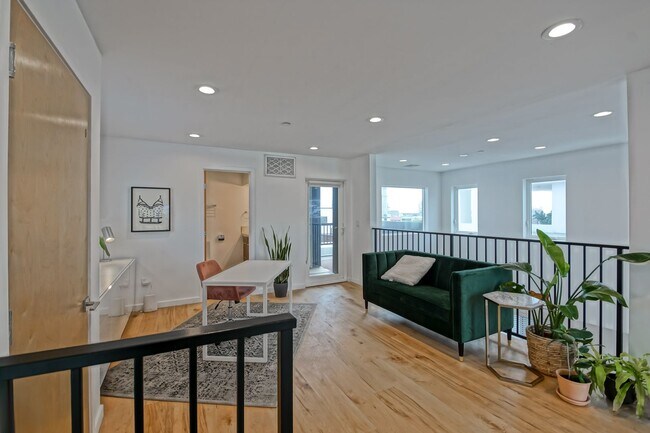 Building Photo - Custom, Modern & Spacious Tri-Level Home w...