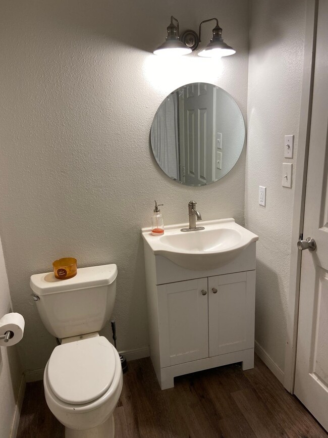 Building Photo - 5139 Vlg Trl Dr