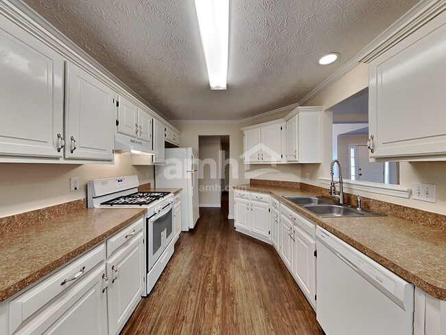 Building Photo - 515 Chaseridge Dr