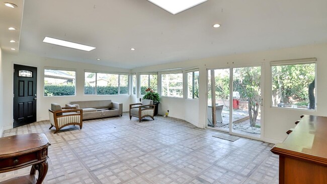 Building Photo - Spacious Home in Garden Grove for Lease