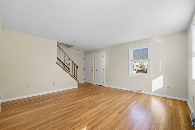 Building Photo - 33 Park Dr