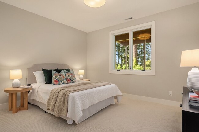 Building Photo - 7Bd/6.5Ba Bellevue Home