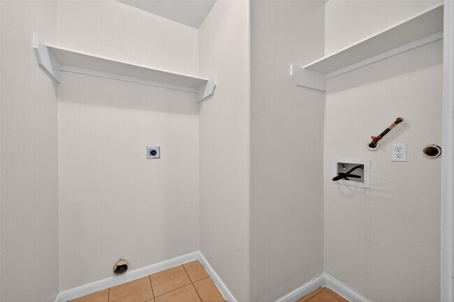 Building Photo - 8002 Colonial Ln