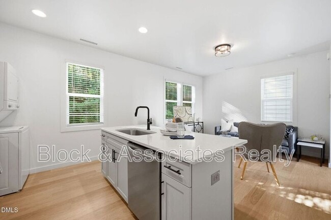 Building Photo - 2813 Wilcox Pl
